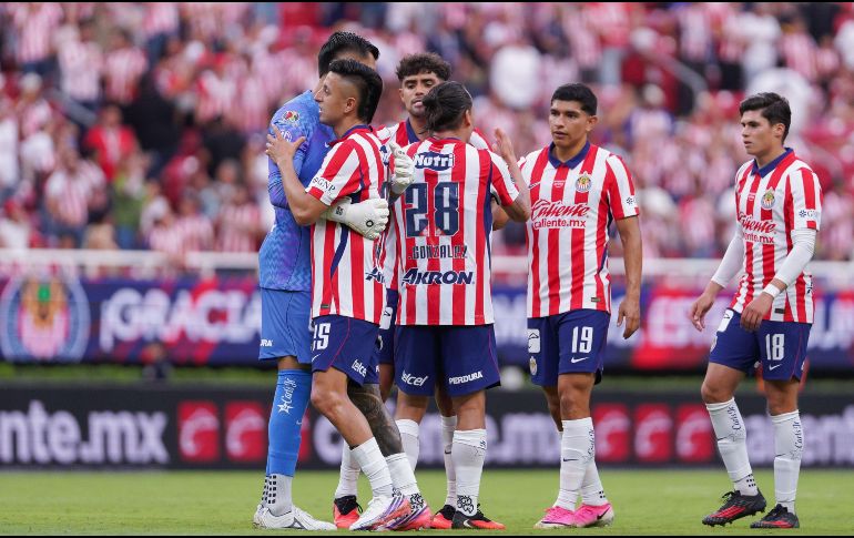Chivas confirmó de manera oficial que el jugador sufrió una molestia en el sóleo inmediatamente después del debut en el torneo local. IMAGO7 / ARCHIVO