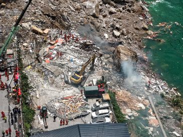 Vista aerea tomada con un dron el 17 de julio de 2026 del sitio de un derrumbe de una montaña provocado por las lluvias a lo largo de una sección del río Wujiang, en la municipalidad de Chongqing, en el suroeste de China. Xinhua/H. Wei
