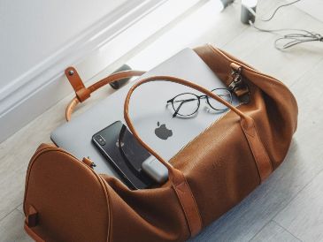 Los imprescindibles del equipaje de mano para un viaje perfecto. UNSPLASH