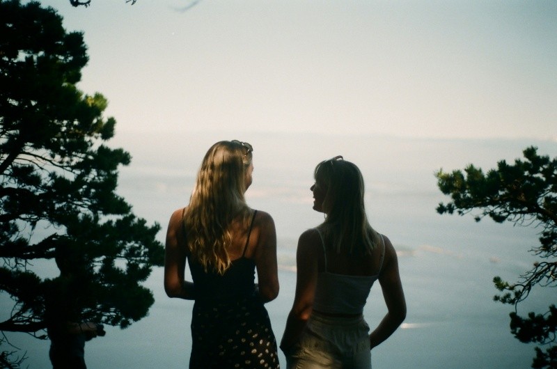 &nbsp;Un lazo inquebrantable: La magia de crecer con una hermana. UNSPLASH