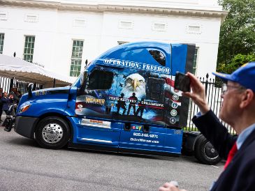 La "mano dura" de Donald Trump llegó al sector del transporte pesado, clave para el comercio de mercancías entre EU y México. EFE/J. Lo Scalzo