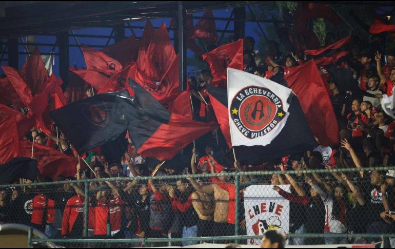 Atlas recibió el respaldo de cerca de dos mil aficionados en el tradicional Banderazo previo a su debut como local en el Apertura 2026. EL INFORMADOR/ J. ACOSTA.
