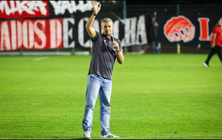 Atlas recibió el respaldo de cerca de dos mil aficionados en el tradicional Banderazo previo a su debut como local en el Apertura 2026. EL INFORMADOR/ J. ACOSTA.