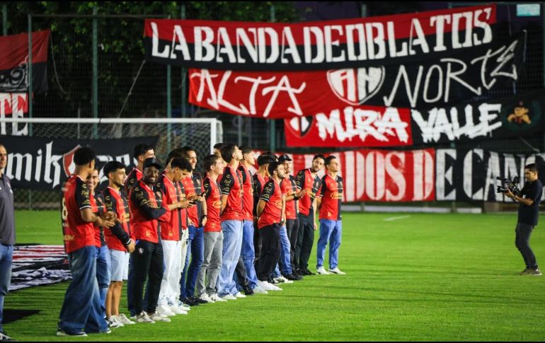 Atlas recibió el respaldo de cerca de dos mil aficionados en el tradicional Banderazo previo a su debut como local en el Apertura 2026. EL INFORMADOR/ J. ACOSTA.