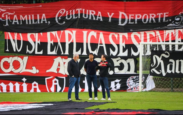 Atlas recibió el respaldo de cerca de dos mil aficionados en el tradicional Banderazo previo a su debut como local en el Apertura 2026. EL INFORMADOR/ J. ACOSTA.
