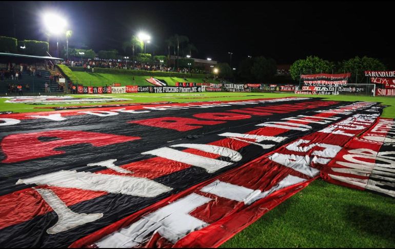 Atlas recibió el respaldo de cerca de dos mil aficionados en el tradicional Banderazo previo a su debut como local en el Apertura 2026. EL INFORMADOR/ J. ACOSTA.