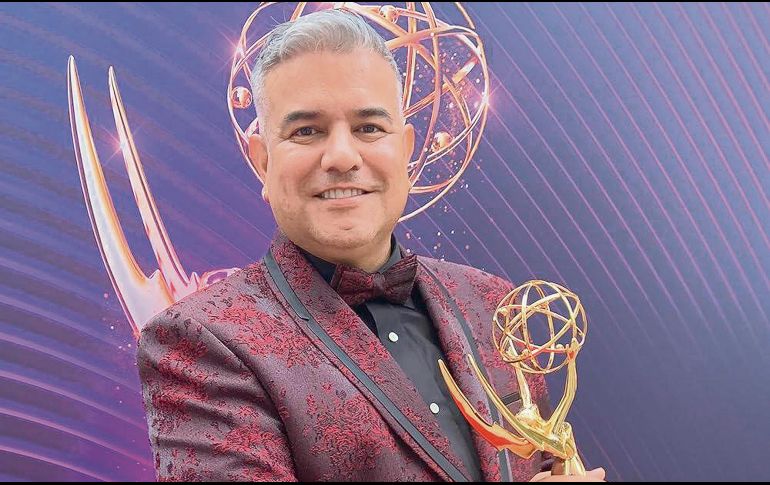 El maquillista posa con el primer Emmy que ganó en su carrera. ESPECIAL