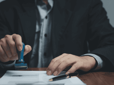 La exigencia de esta fianza impacta directamente a ciudadanos de 50 naciones que el gobierno estadounidense ha identificado con altas tasas de estadías prolongadas ilegales. CANVA