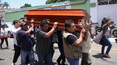 Personas cargan el féretro del periodista mexicano asesinado Francisco Alejandro Leyva Aguilar en la ciudad de Oaxaca. EFE/J. Méndez