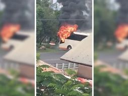 Autoridades recomendaron a la ciudadanía circular con precaución ante el incendio de varios vehículos en tramos carreteros de Michoacán. ESPECIAL