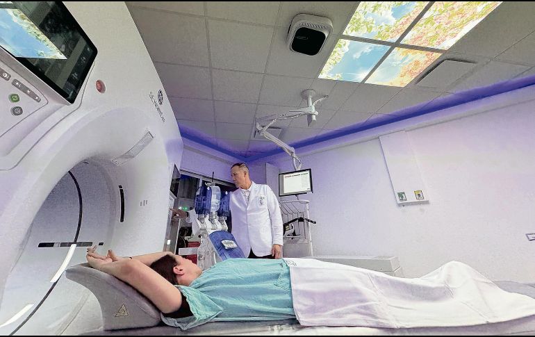 El Centro Médico Nacional de Occidente incorporó tres aceleradores lineales de última generación para ofrecer tratamientos de radioterapia más precisos, rápidos y seguros a pacientes con cáncer. ESPECIAL