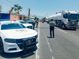 La reducción de carriles por las obras de ampliación de la autopista Manzanillo-Colima provoca largas filas de tráileres y vehículos particulares prácticamente todos los días, lo que retrasa el traslado de mercancías y complica la movilidad de miles de usuarios. ESPECIAL