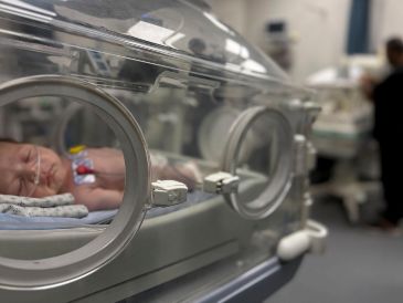 Un bebe permanece en una incubadora en el único hospital pediátrico operativo en el norte de la Franja de Gaza, que podría verse obligado a cerrar "en cuestión de horas" debido a la falta de electricidad ante el veto israelí a la entrada de combustible. EFE/ A. Awad