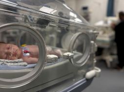 Un bebe permanece en una incubadora en el único hospital pediátrico operativo en el norte de la Franja de Gaza, que podría verse obligado a cerrar 