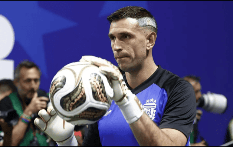 Mientras Juventus explora nuevas opciones para reforzar su plantilla, el futuro inmediato del Dibu Martínez sigue ligado a Aston Villa, donde continúa siendo una de las piezas más importantes del proyecto deportivo del club inglés. EFE/ARCHIVO