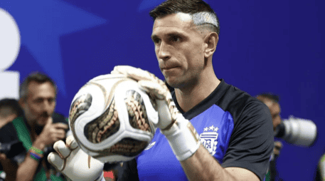 Mientras Juventus explora nuevas opciones para reforzar su plantilla, el futuro inmediato del Dibu Martínez sigue ligado a Aston Villa, donde continúa siendo una de las piezas más importantes del proyecto deportivo del club inglés. EFE/ARCHIVO