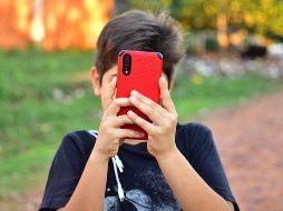 La recomendación es implementar escuelas libres de teléfonos celulares, al considerar que se trata de una medida sencilla, de bajo costo y con resultados comprobados. ESPECIAL / CANVA