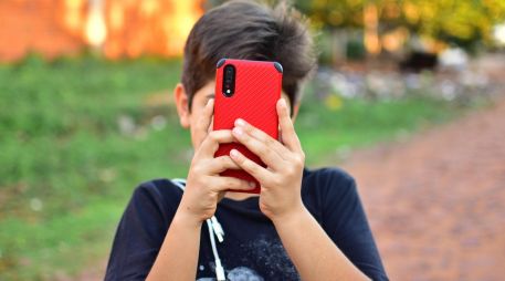 La recomendación es implementar escuelas libres de teléfonos celulares, al considerar que se trata de una medida sencilla, de bajo costo y con resultados comprobados. ESPECIAL / CANVA