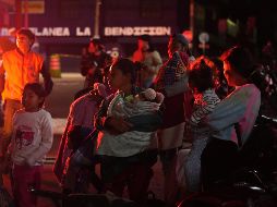 Mientras familias completas eran trasladadas en autobuses o ambulancias, el volcán de fuego en Guatemala mostraba toda su fuerza lanzando humo, ceniza y lava hasta unos 300 metros de altura. AP / M. CASTILLO