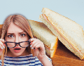 El verdadero problema del pan blanco no es que funcione como pegamento interno. La cuestión central radica en su falta de fibra dietética, la cual es removida durante el proceso industrial. ESPECIAL / CANVA