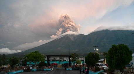 Las autoridades de Guatemala declararon alerta de máxima peligrosidad en las zonas afectadas por la erupción del volcán de Fuego, a 35 km de la capital del país. AFP / J. Ordóñez