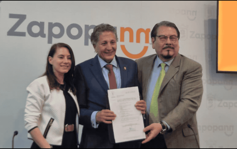 El presidente municipal de Zapopan, Juan José Frangie, explicó que con esto se busca que los ciudadanos y empresarios hagan menos trámites. EL INFORMADOR / J. VELAZCO