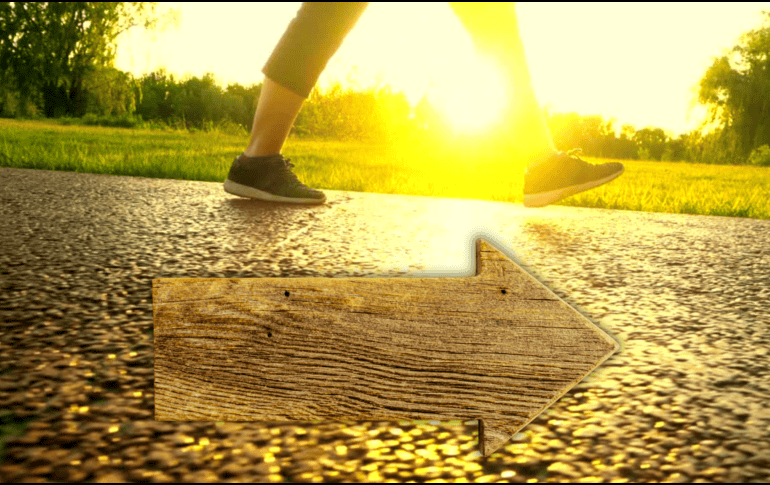 Cuando una persona camina al aire libre, los niveles de cortisol, la hormona del estrés crónico, disminuyen drásticamente. ESPECIAL / CANVA