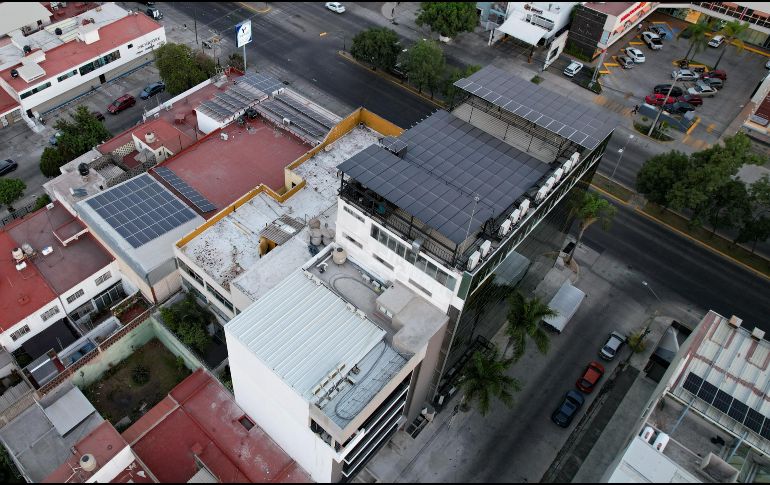 La adopción de energía solar brinda independencia económica y protege el entorno, mientras los arquitectos innovan para integrar estos sistemas con estética y eficiencia. EL INFORMADOR / ARCHIVO