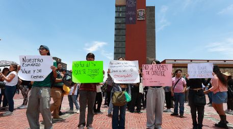 Jóvenes sostienen carteles durante una manifestación frente a la torre de Rectoría de la Universidad Nacional Autónoma de México (UNAM), este lunes en Ciudad de México. EFE/M. Guzmán