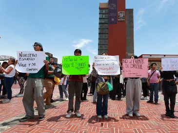 Jóvenes sostienen carteles durante una manifestación frente a la torre de Rectoría de la Universidad Nacional Autónoma de México (UNAM), este lunes en Ciudad de México. EFE/M. Guzmán