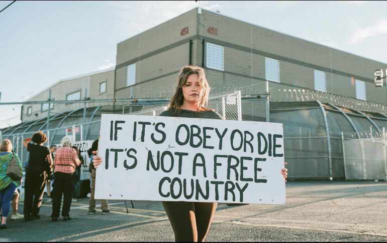 La pancarta que la manifestante sostiene expresa “si debemos elegir entre obedecer o morir, no es un país libre”. EFE