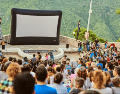 Ver una película al aire libre, recostado sobre el pasto y bajo el cielo estrellado, es una experiencia que se puede disfrutar en Guadalajara. ESPECIAL/ FACEBOOK / Cinema Live Guadalajara
