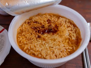 Un análisis detallado sobre el impacto nutricional de las sopas instantáneas. Conoce qué ingredientes esconden, cómo afectan tu salud cardiovascular y qué recomiendan las autoridades sanitarias. Unsplash