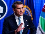 El fiscal general interino de EU, Todd Blanche, habla con los periodistas sobre las medidas de lucha contra el Cartel Nueva Generación en el Departamento de Justicia en Washington, D.C. EFE/EPA/J. SCALZO