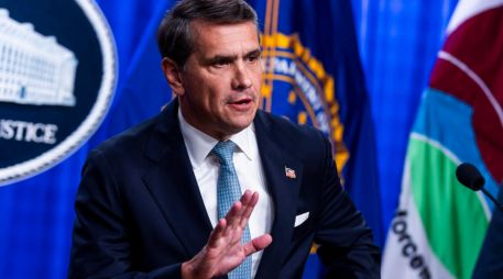 El fiscal general interino de EU, Todd Blanche, habla con los periodistas sobre las medidas de lucha contra el Cartel Nueva Generación en el Departamento de Justicia en Washington, D.C. EFE/EPA/J. SCALZO