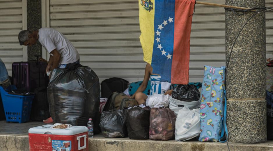 Fotografía de archivo en la que se captó a una pareja en una zona afectada por los terremotos del pasado 24 de junio en Venezuela, en Tanaguaneras. EFE/H. Chirinos