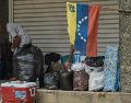 Fotografía de archivo en la que se captó a una pareja en una zona afectada por los terremotos del pasado 24 de junio en Venezuela, en Tanaguaneras. EFE/H. Chirinos