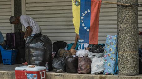 Fotografía de archivo en la que se captó a una pareja en una zona afectada por los terremotos del pasado 24 de junio en Venezuela, en Tanaguaneras. EFE/H. Chirinos