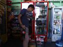 En los últimos seis meses, los productos que han tenido mayores ajustes al alza son las bebidas refrescantes, cigarros, botanas y frituras, embutidos, frutas y verduras. EL INFORMADOR/ARCHIVO