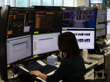 A pesar del retroceso de este miércoles, el mercado mexicano registra un avance del 3.45 % en lo que va de 2026. EFE/J. Heon-Kyun