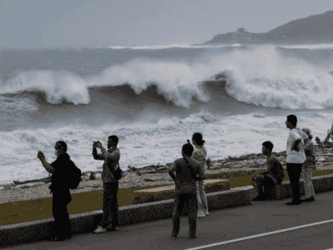 Más allá de Zhejiang, otras regiones costeras están tomando medidas drásticas ante la inminente llegada del ciclón, preparando refugios temporales y el pre posicionamiento de equipos de rescate, así como también la suspensión de actividades marítimas y ferroviarias. EFE /R. B. Tongo