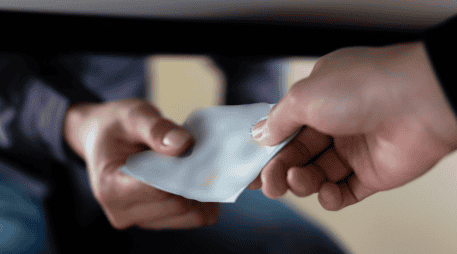 La presunta colusión de policías con vendedores de drogas al menudeo y bandas criminales es una de las causas que explican la aparición de nuevos lugares para comprar sustancias ilegales. CANVA