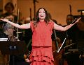 La cantautora mexicana saluda al público tras su actuación con el director venezolano Gustavo Dudamel, en el Carnegie Hall de Nueva York, en 2024. AFP