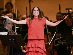 La cantautora mexicana saluda al público tras su actuación con el director venezolano Gustavo Dudamel, en el Carnegie Hall de Nueva York, en 2024. AFP