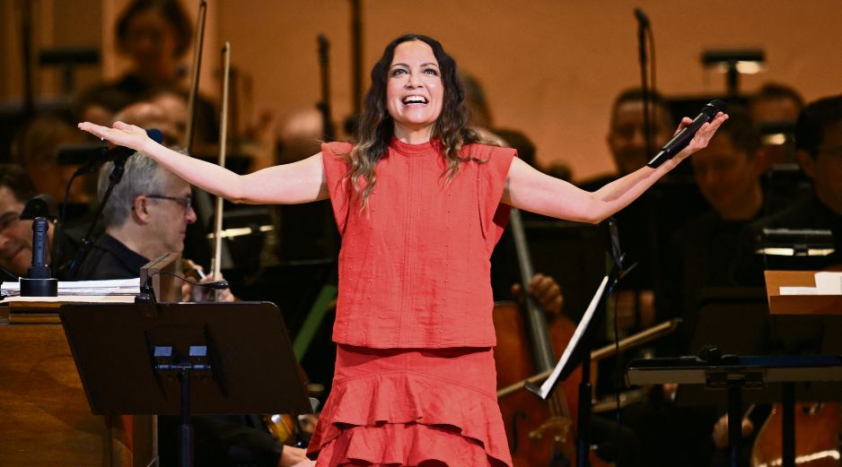 La cantautora mexicana saluda al público tras su actuación con el director venezolano Gustavo Dudamel, en el Carnegie Hall de Nueva York, en 2024. AFP