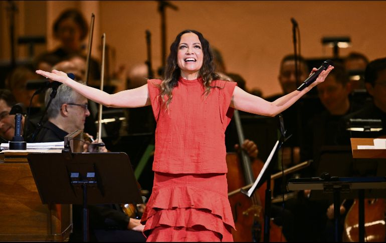 La cantautora mexicana saluda al público tras su actuación con el director venezolano Gustavo Dudamel, en el Carnegie Hall de Nueva York, en 2024. AFP