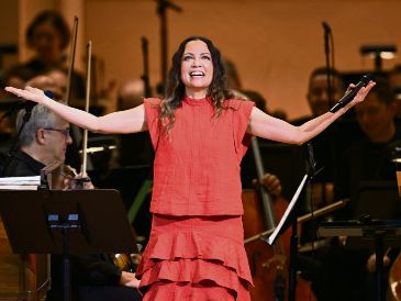 La cantautora mexicana saluda al público tras su actuación con el director venezolano Gustavo Dudamel, en el Carnegie Hall de Nueva York, en 2024. AFP