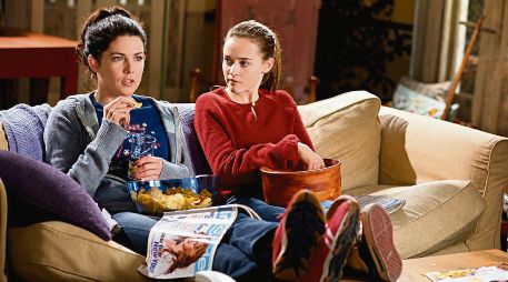 “Gilmore Girls”. Esta imagen muestra a Lauren Graham (derecha) y Alexis Bledel en una escena de la popular serie televisiva. ESPECIAL