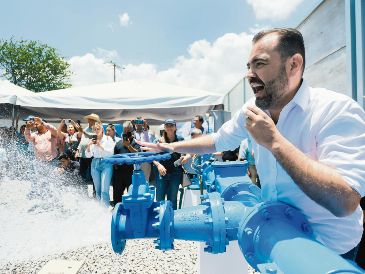 El alcalde Gerardo Quirino Velázquez inauguró el nuevo pozo profundo en San Miguel Cuyutlán, una obra que fortalecerá el abastecimiento de agua potable en el municipio. ESPECIAL