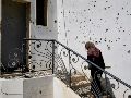 Ihsan Yaghi, de 60 años y vecina de la localidad de Zawtar al Gharbiya, entra en su vivienda tras el paso del ejército israelí por la localidad de Zawtar Al Gharbiya, al sur del Líbano. EFE/ E. Gutiérrez